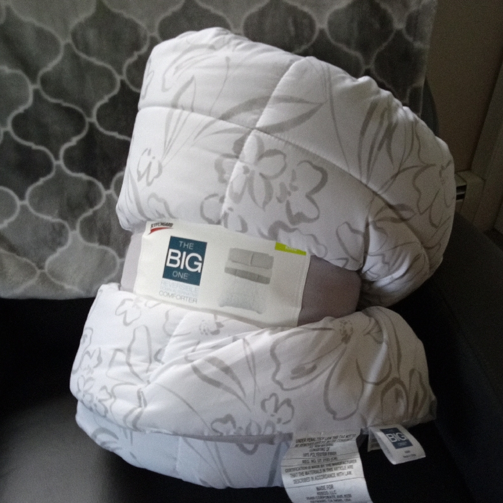 The Big One Grey &  White Floral King Comforter. New.